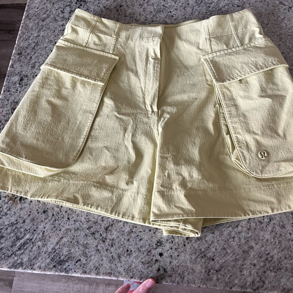 Lululemon Relaxed-Fit Super-High-Rise Cargo Short 4" - Picture 13 of 16